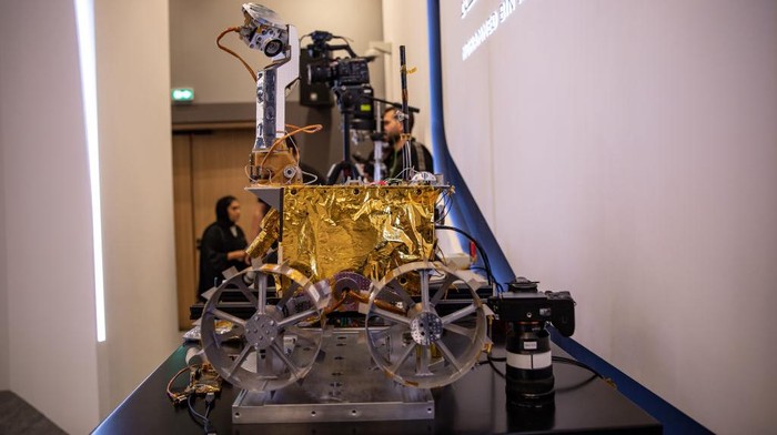 Ini Dia Rashid Rover, 'Kendaraan' Buatan Arab buat Jelajahi Bulan Rashid Rover milik Uni Emirat Arab gagal mendarat di bulan. Ini dia wujud 'kendaraan' yang rencananya akan digunakan untuk menjelajahi bulan.