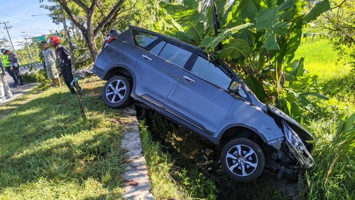 Mobil Innova Reborn nyungsep di Jalan Bypass BIL I arah Bandara Internasional Lombok, Rabu (26/4/2023).