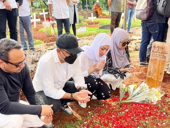 Mona Ratuliu yang mendatangi makam Iqbal Pakula.