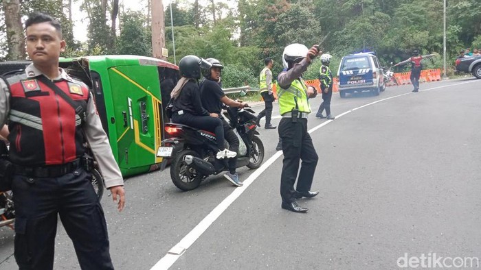 Isuzu Elf muat 18 penumpang terguling di Jalur Sarangan