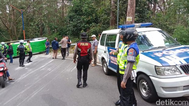 Isuzu Elf muat 18 penumpang terguling di Jalur Sarangan