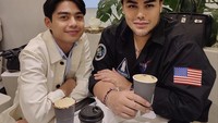 Mengenang masa dirinya liburan ke New York, Ivan pasang foto keren ketika dirinya tengah ngopi bersama temannya. Foto: Instagram @ivangunawan