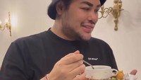 Makan asyik di acara prasmanannya, Ivan Gunawan pilih menu sayur, sup hingga gorengan. Foto: Instagram @ivangunawan