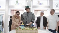 Buka salah satu gerai pakaian terbarunya, Ivan bagikan momen harunya saat potong nasi kuning dan tumpengan bersama orang-orang terdekatnya.  Foto: Instagram @ivangunawan