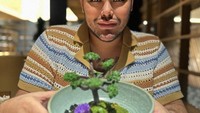 Makan malam di salah satu restoran sushi modern, Ivan takjub dessertnya berupa pepohonan dan rumput. Foto: Instagram @ivangunawan