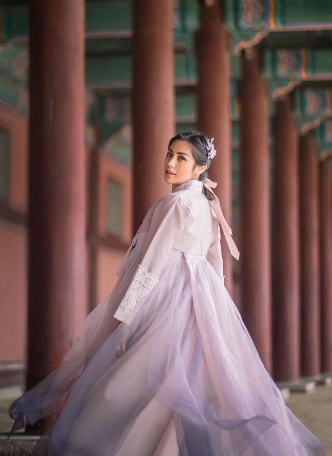 Jessica Iskandar tampil cantik mempesona mengenakan hanbok berwarna merah muda keunguan. Penampilannya itu kemudian dipermanis dengan aksesori dan pita senada di rambutnya. Foto: Instagram/@inijedar