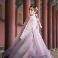 Jessica Iskandar tampil cantik mempesona mengenakan hanbok berwarna merah muda keunguan. Penampilannya itu kemudian dipermanis dengan aksesori dan pita senada di rambutnya. Foto: Instagram/@inijedar