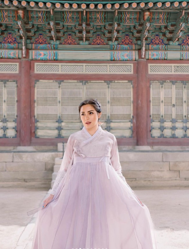 Penampilan Jessica Iskandar saat mengenakan hanbok pun berhasil mencuri atensi. Tak sedikit yang memuji pesona dan kecantikannya saat mengenakan baju tradisional Korea tersebut. Foto: Instagram/@inijedar