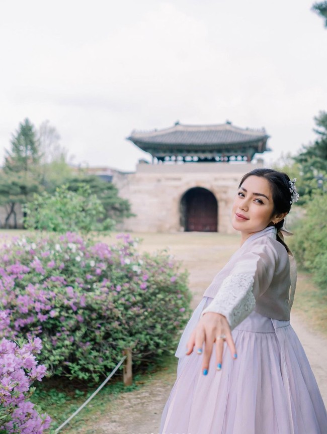 Dengan hidung baru usai menjalani operasi plastik, Jessica Iskandar juga disebut terlihat makin cantik. Hidungnya kini jadi tampak lebih mancung dan ramping. Foto: Instagram/@inijedar