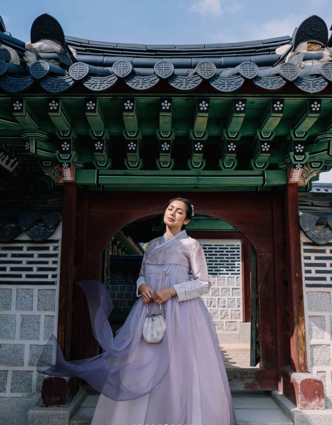 Jessica Iskandar sendiri sebelumnya memang sudah mengumumkan jika dirinya melakukan operasi plastik guna memperbaiki rongga hidungnya. Operasi plastik tersebut dilakukan wanita yang akrab disapa Jedar di klinik Banobagi Korea. Foto: Instagram/@inijedar