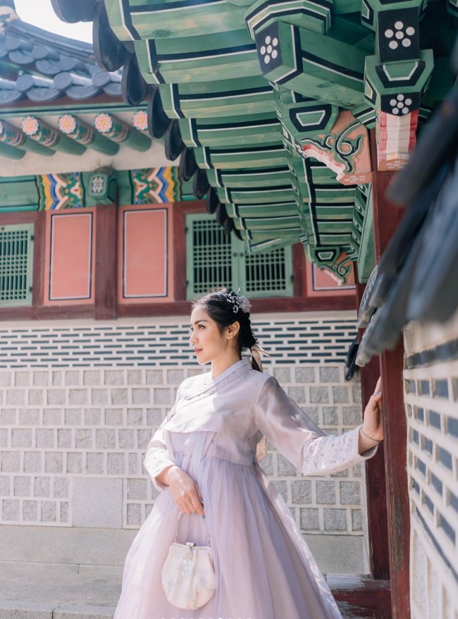 Seolah ingin memamerkan bentuk hidung barunya, Jedar pun terlihat lebih banyak berpose menyamping. Fotonya hadap samping semua...biar hidung barunya kelihatan...ya kak, komentar salah seorang netizen. Foto: Instagram/@inijedar