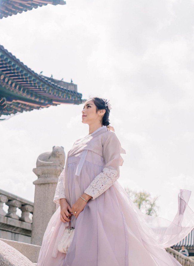 Dilihat dari samping, hidung baru Jessica Iskandar itu memang jadi lebih mancung dan ramping. Bagaimana menurutmu penammpilan baru Jessica Iskandar usai oplas hidung? Foto: Instagram/@inijedar