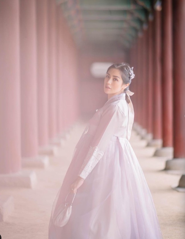 Jessica Iskandar sejak beberapa waktu lalu memang telah berangkat ke Korea untuk berlibur sekaligus melakukan operasi plastik pada hidungnya. Ketika berada di sana dirinya juga terlihat berfoto sambil mengenakan pakaian tradisional hanbok. Foto: Instagram/@inijedar