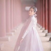 Jessica Iskandar sejak beberapa waktu lalu memang telah berangkat ke Korea untuk berlibur sekaligus melakukan operasi plastik pada hidungnya. Ketika berada di sana dirinya juga terlihat berfoto sambil mengenakan pakaian tradisional hanbok. Foto: Instagram/@inijedar