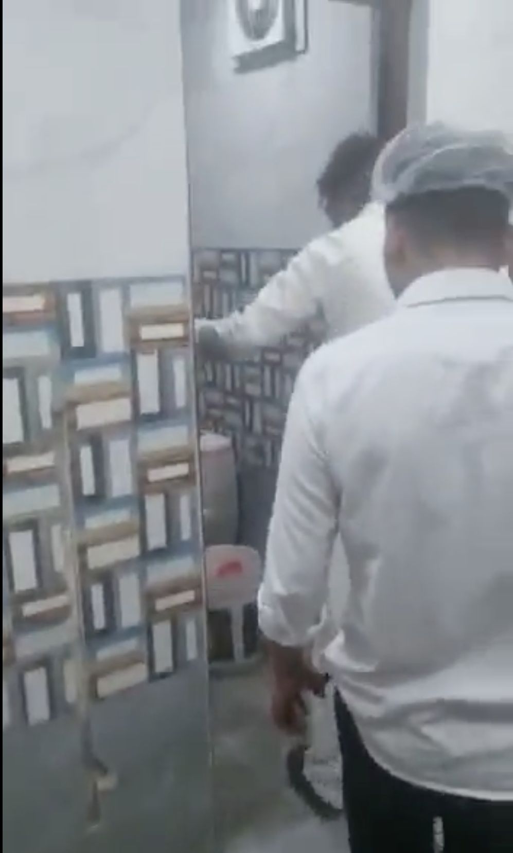 Jijik! Pegawai Resto Ini Ketahuan Cuci Beras di Ember Kamar Mandi