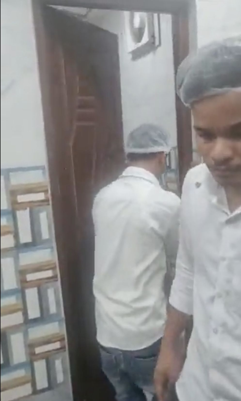 Jijik! Pegawai Resto Ini Ketahuan Cuci Beras di Ember Kamar Mandi