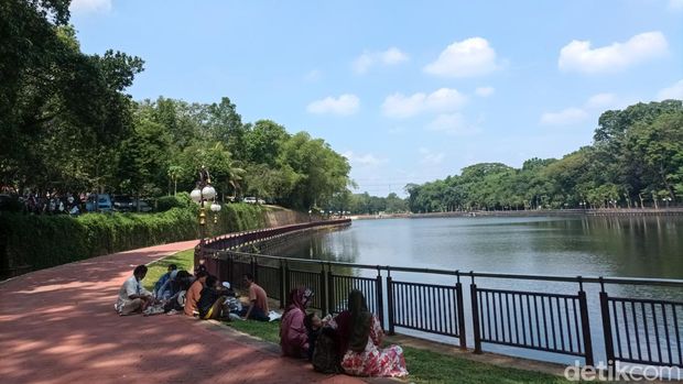 Jogging di Ragunan Asyik Banget, Treknya Bersih dan Asri di Pinggir Danau