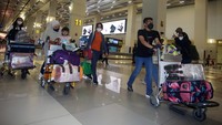 Pemudik tiba di Terminal 3 Bandara Soekarno Hatta, Tangerang, Banten. PT Angkasa Pura II cabang Bandara Soekarno Hatta memprediksi puncak arus balik Lebaran 2023 akan terjadi pada Selasa (25/4) dan Minggu (30/4). Antara Foto/Muhammad Iqbal.