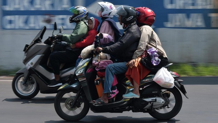 Libur lebaran telah usai, pemudik mulai meninggalkan kampung halaman untuk kembali merantau. Mereka kembali ke perantauan lewat jalur darat, laut hingga udara.