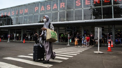 Potret Stasiun Pasar Senen di Hari Pertama Kerja