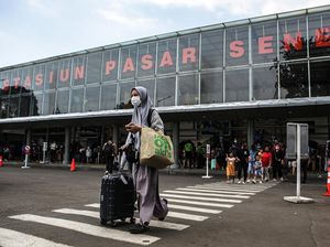 Potret Stasiun Pasar Senen di Hari Pertama Kerja