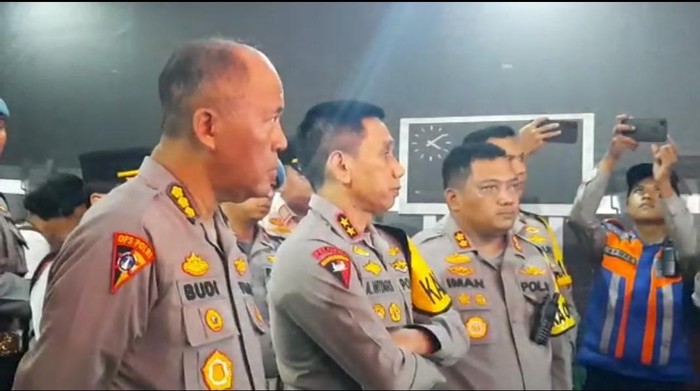 Kapolda Jabar Irjen Akhmad Wiyagus (tengah) di Pos Pengamanan Simpang Gadog