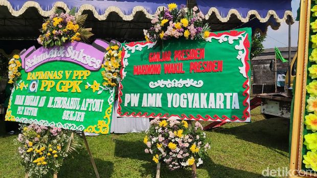 Karangan bunga bertuliskan 'Ganjar Presiden' di kompleks kediaman Plt Ketum PPP Mardiono di Pakem, Sleman, jelang pengumuman capres PPP, Rabu (26/4/2023).