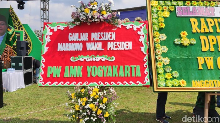 Karangan bunga bertuliskan Ganjar Presiden di kompleks kediaman Plt Ketum PPP Mardiono di Pakem, Sleman, jelang pengumuman capres PPP, Rabu (26/4/2023).