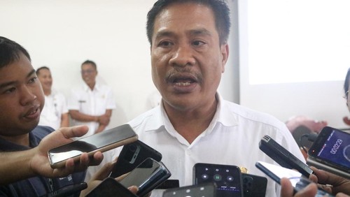 Kepala DPMPTSP Kabupaten Buleleng I Made Kuta ditemui seusai rapat dengan DPRD Kabupaten Buleleng, Rabu (26/4/2023). (Foto: Made Wijaya Kusuma/detikBali)