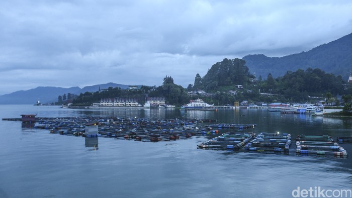 Keramba jaring apung di Danau Toba