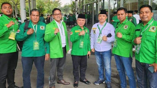 Ketua DPW PPP NTB yang juga Wakil Ketua DPRD NTB Muzihir (tengah) bersama pengurus PPP NTB. (Foto: Istimewa)