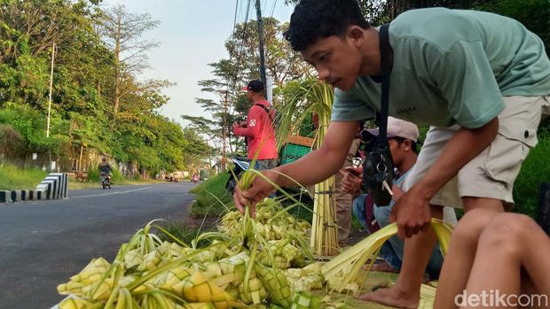 Deretan penjual ketupat janur di Lapangan Merdeka, Kecamatan Delanggu, Rabu (26/4/2023).