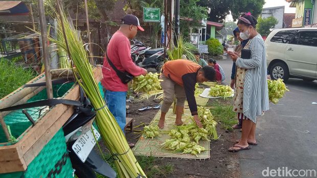 Deretan penjual ketupat janur di Lapangan Merdeka, Kecamatan Delanggu, Rabu (26/4/2023).