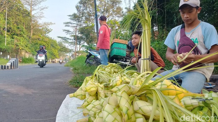 Deretan penjual ketupat janur di Lapangan Merdeka, Kecamatan Delanggu, Rabu (26/4/2023).