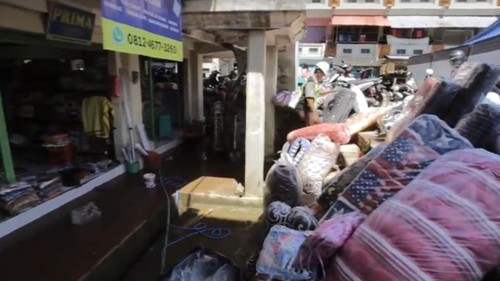 Belasan kios terendam lumpur setelah hujan mengguyur Klungkung. Lumpur berasal dari proyek Pasar Tematik Semarapura.