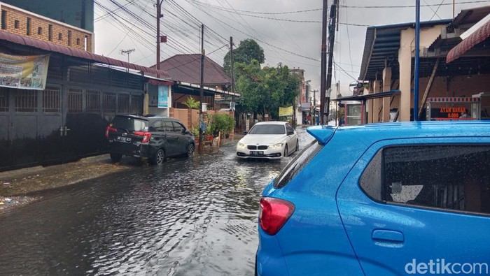 Kondisi Jalan Puri, Medan banjir. (Foto: Ahmad Arfah)