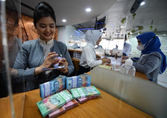 Teller Bank BTN sedang menghitung uang pecahan baru untuk melayani kebutuhan nasabah di Kantor Cabang Bank BTN Harmoni, Jakarta, Rabu (26/4). Sepanjang kuartal I/2023 Bank BTN berhasil mempertahankan kinerja gemilang. Bank spesialis kredit perumahan ini sukses menyalurkan kredit dan pembiayaan hampir mencapai sekitar Rp300 triliun sepanjang kuartal I/2023 naik dari posisi yang sama tahun sebelumnya yang sebesar Rp277,13 triliun.