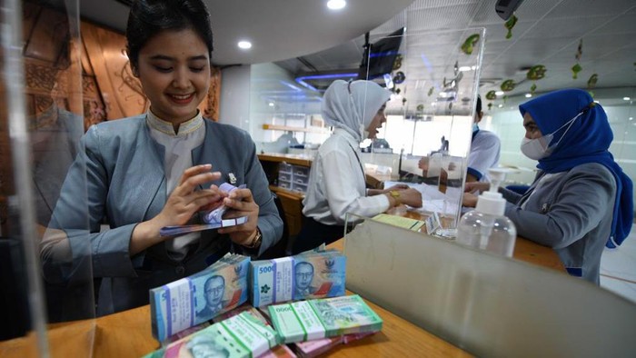 Teller Bank BTN sedang menghitung uang pecahan baru untuk melayani kebutuhan nasabah di Kantor Cabang Bank BTN Harmoni, Jakarta, Rabu (26/4). Sepanjang kuartal I/2023 Bank BTN berhasil mempertahankan kinerja gemilang. Bank spesialis kredit perumahan ini sukses menyalurkan kredit dan pembiayaan hampir mencapai sekitar Rp300 triliun sepanjang kuartal I/2023 naik dari posisi yang sama tahun sebelumnya yang sebesar Rp277,13 triliun.