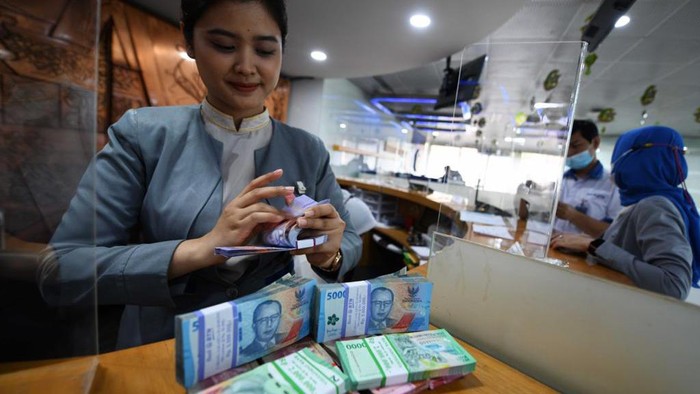 Teller Bank BTN sedang menghitung uang pecahan baru untuk melayani kebutuhan nasabah di Kantor Cabang Bank BTN Harmoni, Jakarta, Rabu (26/4). Sepanjang kuartal I/2023 Bank BTN berhasil mempertahankan kinerja gemilang. Bank spesialis kredit perumahan ini sukses menyalurkan kredit dan pembiayaan hampir mencapai sekitar Rp300 triliun sepanjang kuartal I/2023 naik dari posisi yang sama tahun sebelumnya yang sebesar Rp277,13 triliun.