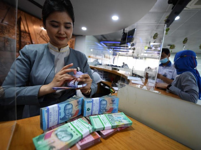 Teller Bank BTN sedang menghitung uang pecahan baru untuk melayani kebutuhan nasabah di Kantor Cabang Bank BTN Harmoni, Jakarta, Rabu (26/4). Sepanjang kuartal I/2023 Bank BTN berhasil mempertahankan kinerja gemilang. Bank spesialis kredit perumahan ini sukses menyalurkan kredit dan pembiayaan hampir mencapai sekitar Rp300 triliun sepanjang kuartal I/2023 naik dari posisi yang sama tahun sebelumnya yang sebesar Rp277,13 triliun.