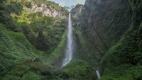 Air terjun dengan ketinggian 150 meter di dalam kawasan Taman Nasional Kerinci Seblat (TNKS) itu menjadi salah satu pilihan warga untuk menikmati libur Lebaran 1444 H.