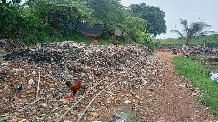 Lokasi TPA ilegal di Pondok Cabe Udik, Tangerang Selatan (Tangesel) pada Rabu (26/3).