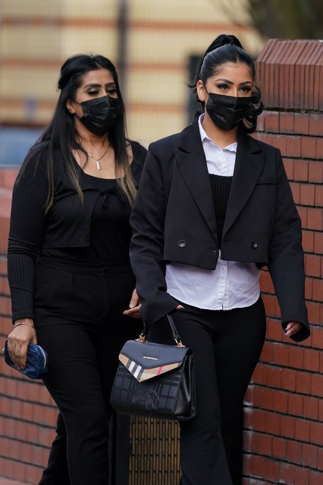 Mahek Bukhari dan ibunya Ansreen Bukhari tengah menjalani persidangan kasus pembunuhan yang didakwakan padanya. Sidang berlangsung di Leicester Crown Court, Inggris pada 25 April 2023. Foto: Getty Images