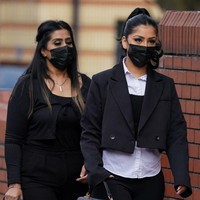 Mahek Bukhari dan ibunya Ansreen Bukhari tengah menjalani persidangan kasus pembunuhan yang didakwakan padanya. Sidang berlangsung di Leicester Crown Court, Inggris pada 25 April 2023. Foto: Getty Images
