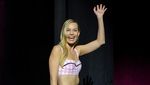 Gaya Barbie Margot Robbie di CinemaCon 2023