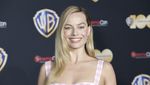 Gaya Barbie Margot Robbie di CinemaCon 2023