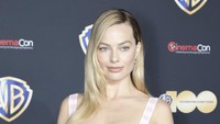 Penampilan Margot Robbie pun menuai pujian. WireImage/Greg Doherty