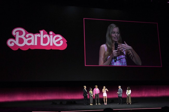 Margot Robbie dan Ryan Gosling eksis di CinemaCon, Las Vegas, pada Selasa (25/4/2023). Mereka datang dalam rangkaian promosi ‘Barbie’, salah satu film yang dinantikan tahun ini. (Foto: VALERIE MACON/AFP via Getty Images)