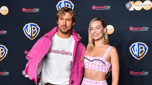 LAS VEGAS, NEVADA - APRIL 25: (L-R) Ryan Gosling and Margot Robbie attend the State of the Industry and Warner Bros. Pictures Presentation at The Colosseum at Caesars Palace during CinemaCon, the official convention of the National Association of Theatre Owners, on April 25, 2023, in Las Vegas, Nevada. (Photo by Alberto E. Rodriguez/Getty Images for CinemaCon)