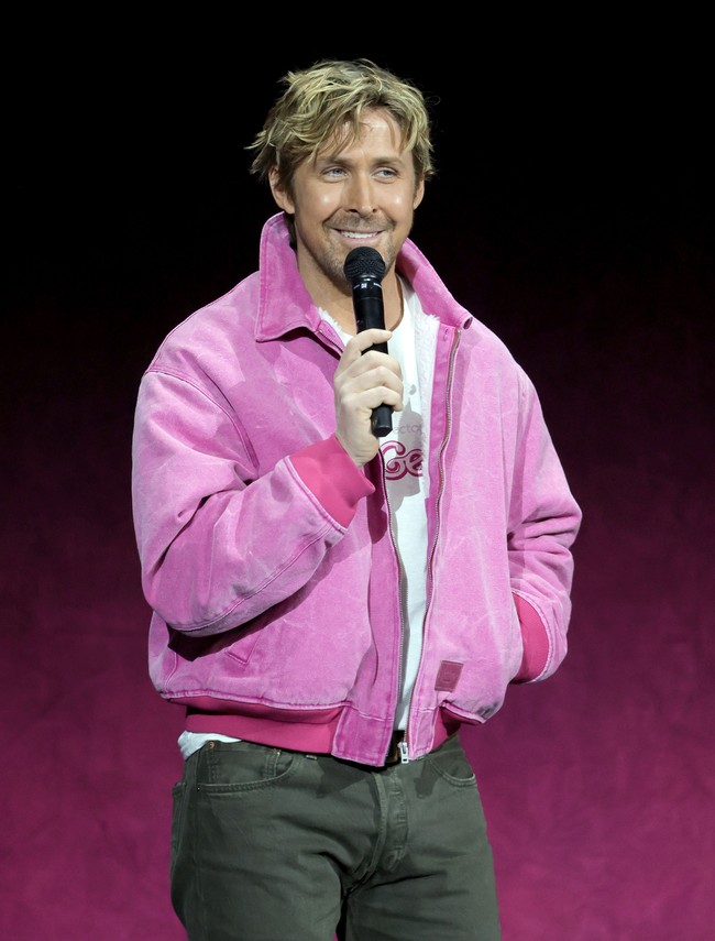 Sebagai sentuhan akhir, pemeran Ken di film ‘Barbie’ itu memakai bomber jacket berwarna pink dari Acne Studio. Situs dari label fashion asal Swedia itu menjualnya seharga US$ 700 atau sekitar Rp 10 juta. (Foto: Ethan Miller/Getty Images)
